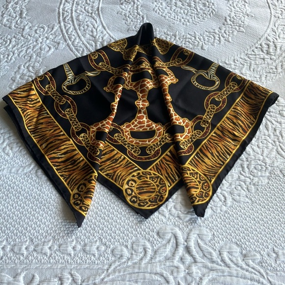 Gucci horse bit animal print chain link silk square scarf - Picture 15 of 16